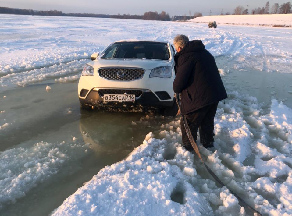 Рыбак на автомобиле провалился под лёд в Воротынском районе