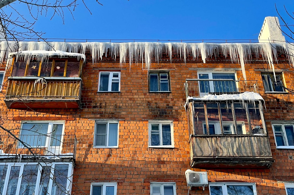 Работа по очистке кровель зданий от наледи и снега усилена в Нижнем Новгороде
