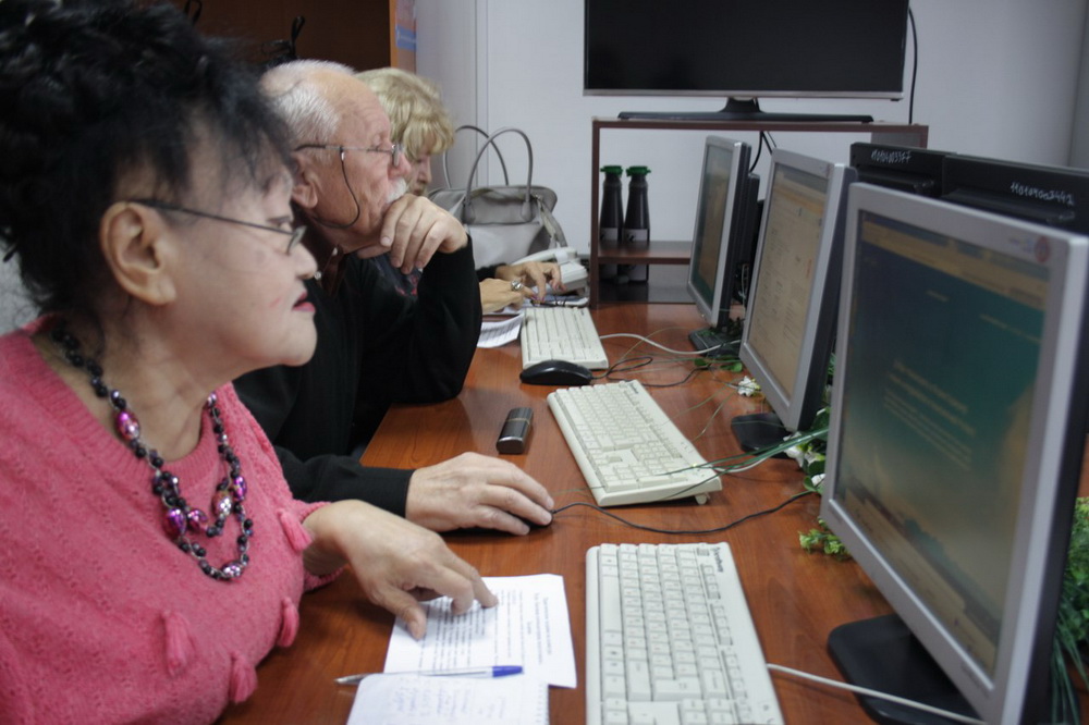 Более 1200 пожилых нижегородцев освоили интернет в центрах соцобслуживания
