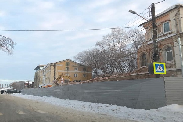 Старинное здание незаконно сносят на ул. Черниговской в Нижнем Новгороде
