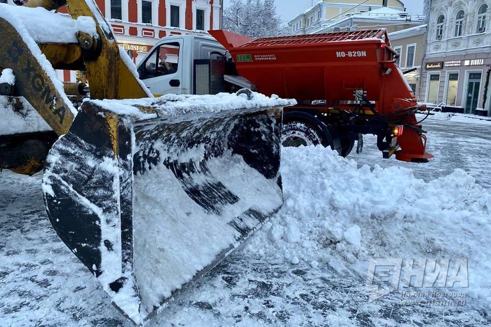 Дорожные службы перешли на круглосуточный режим работы по уборке снега в Нижнем Новгороде