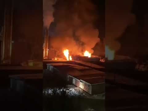 Масштабный пожар в бийском гаражном кооперативе привел к взрыву